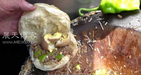 大叔摆摊卖肉夹馍，5块钱一个，每天干15个小时供儿女读研究生