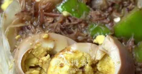 大叔摆摊卖肉夹馍，5块钱一个，每天干15个小时供儿女读研究生