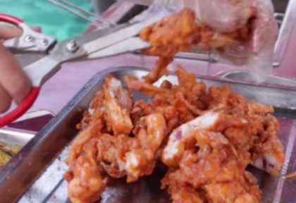 义乌地摊货批发(在义乌摆地摊卖什么比较好)插图11 97年小哥义乌夜市卖小吃,进价8毛卖20元一斤,一天净赚3000多元