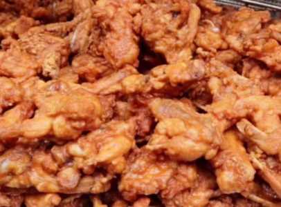 义乌地摊货批发(在义乌摆地摊卖什么比较好)插图1 97年小哥义乌夜市卖小吃,进价8毛卖20元一斤,一天净赚3000多元