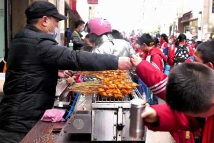 贵州大哥学校门口卖小吃，1元1串，利润占75%，小学生是消费主力