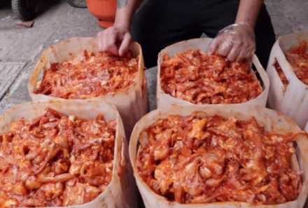 义乌地摊货批发(在义乌摆地摊卖什么比较好)插图3 97年小哥义乌夜市卖小吃,进价8毛卖20元一斤,一天净赚3000多元