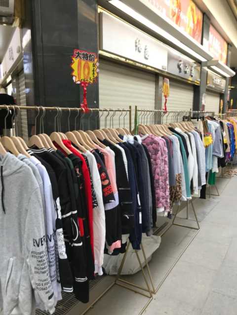 广州沙河顶服装批发市场最后两天清仓全场很多款式10元