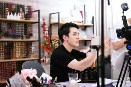 他一夜狂赚6个亿，与胡歌做邻居，李佳琦凭什么火？