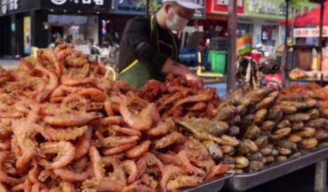 义乌地摊货批发(在义乌摆地摊卖什么比较好)插图13 97年小哥义乌夜市卖小吃,进价8毛卖20元一斤,一天净赚3000多元