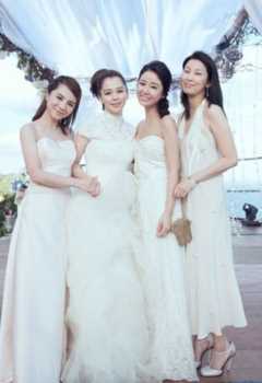 范玮琪结婚时的伴娘(范玮琪伴娘团)插图9 从伴娘服看新娘用心,阿娇设计美过新娘,AB的丑到让倪妮想绝交!