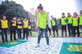 晚会上能活跃气氛的小游戏（公司员工晚会活跃气氛的小游戏）