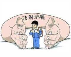 男高中生在女厕安监控威胁女生，教育局：涉及未成年人需谨慎处理