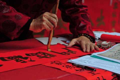 贴春联：上联和下联怎么区分?贴春联从左还是从右贴起?
