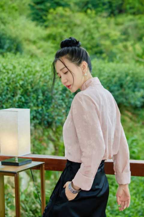 从性感尤物到农妇，从顶峰跌入低谷，阿朵消失的5年去了哪里？