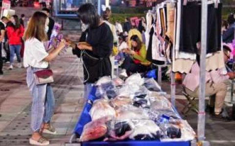 过年摆地摊赚10万(过年摆地摊赚10万万没想到)