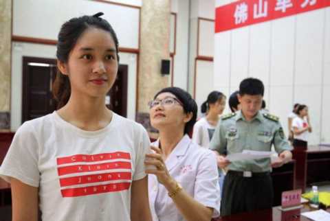 直击：女兵入伍前的体检过程，比男兵更加严格苛刻