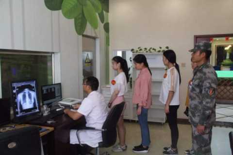 直击：女兵入伍前的体检过程，比男兵更加严格苛刻