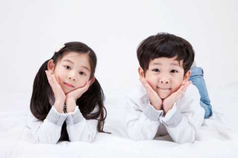 双手托腮的秘密，浓浓爱意尽在不言中