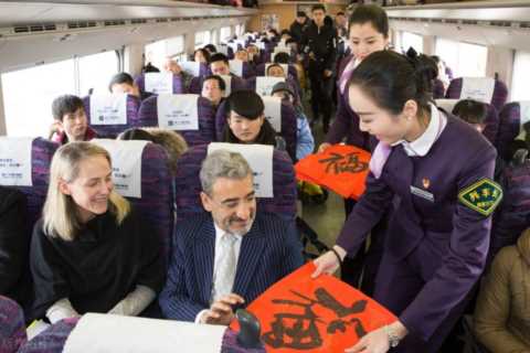 为啥春运火车票，越来越不好抢？专家：票价过低，可涨价解决问题