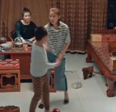 辽宁巨婴：16岁吃饭靠人喂，每天开销过万，2017年变形后怎么样了