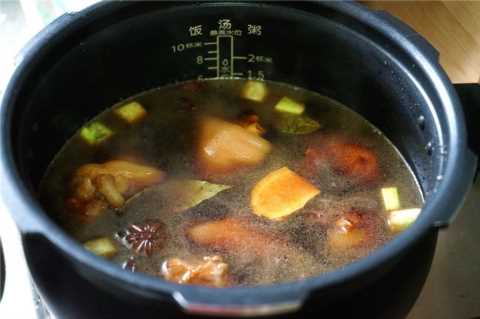 猪蹄炖到脱骨烂，我只用45分钟，看步骤毫不夸张，好吃有窍门