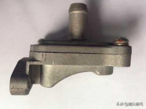 摩托车高速行驶时松油门放炮，可能是这个地方漏气了，借鉴一下