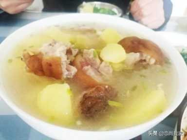 四川腊猪脚炖什么好吃（腊猪脚简单好吃的做法）