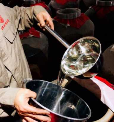 蜡封红酒的打开方法（蜡封酒坛怎么打开）