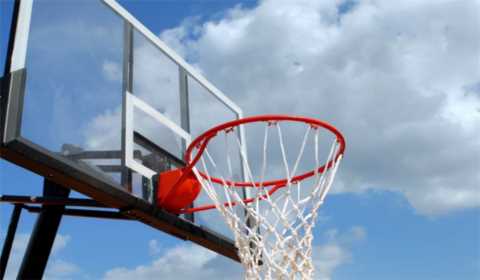 篮球比赛中技术犯规和违体犯规怎么判别？区别是什么？