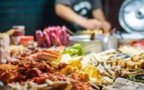 什么小吃比较火爆摆摊（地摊经济火爆的小吃有哪些）
