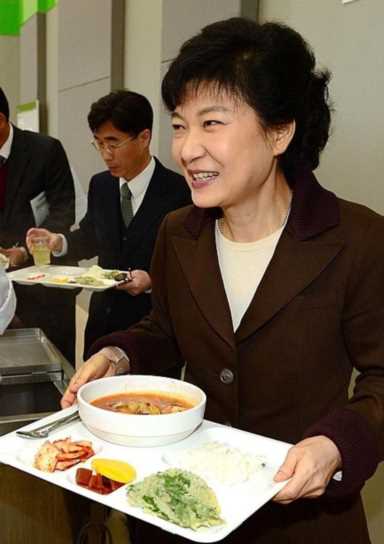朴槿惠出狱后吃饭香（朴槿惠真的出狱了吗）