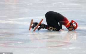 范可新夺铜后亲吻冰面（范可新夺铜后亲吻冰面精神）