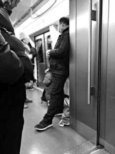 女子地铁里当众让孩子下跪，给女儿下跪