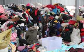 废旧衣服回收厂家多少钱一斤？收了一吨旧衣服找不到销路