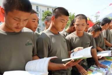 志愿兵工资一个月多少（两年兵退伍能给10万吗）