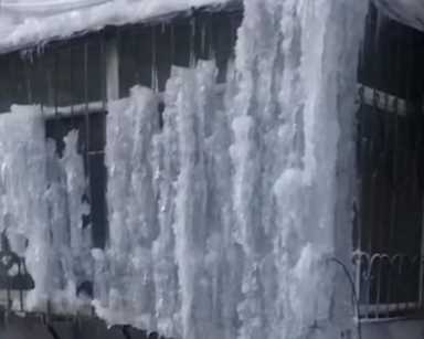 楼房漏水变冰帘洞,楼房天井漏水怎么处理插图1 楼房漏水变冰帘洞,楼房天井漏水怎么处理