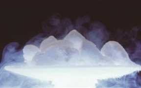 干冰是那种气体的固态存在方式，固态气体干冰的特性及用途