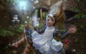 爱丽丝漫游奇境主要内容30字(爱丽丝漫游奇境主要内容300字)