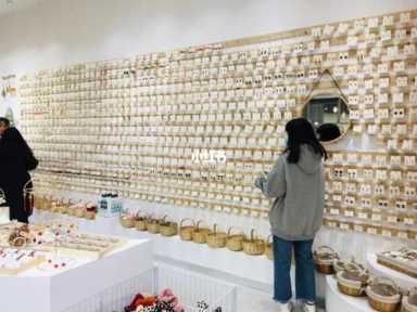 “十元店”，真的买不了吃亏、买不了上当？丨睡前聊一会儿