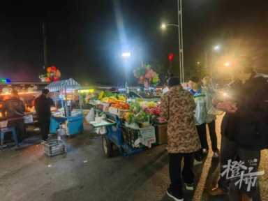 2元的生蚝1元的串，杭州这个200多个摊位的野生夜市也太卷了，再不去打卡就关了！