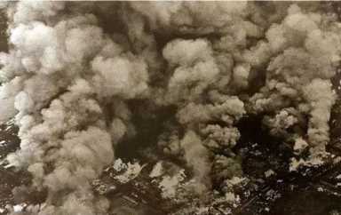 东京大轰炸真实影像，“李梅烧烤”攻势之下，50万日本人葬身火海