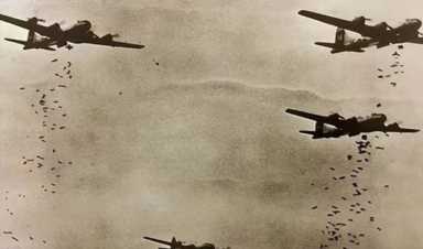 东京大轰炸真实影像，“李梅烧烤”攻势之下，50万日本人葬身火海