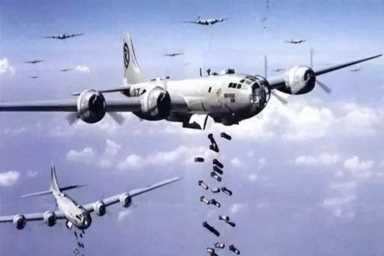 东京大轰炸真实影像，“李梅烧烤”攻势之下，50万日本人葬身火海