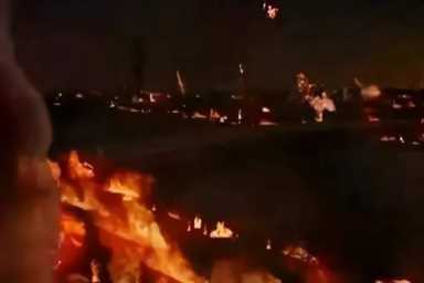 东京大轰炸真实影像，“李梅烧烤”攻势之下，50万日本人葬身火海