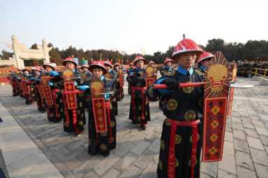 地坛庙会迎客 “新皇帝”表演祭地