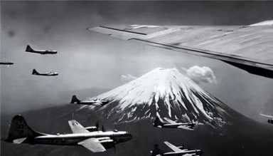 东京大轰炸真实影像，“李梅烧烤”攻势之下，50万日本人葬身火海