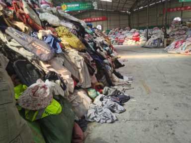 旧衣物巧利用(旧衣物巧利用做柜子)插图3 旧衣服回收有什么用?