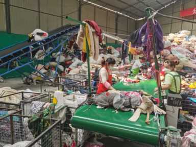 旧衣物巧利用(旧衣物巧利用做柜子)插图5 旧衣服回收有什么用?