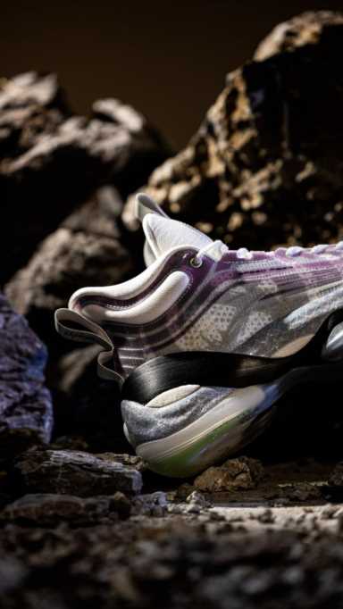 安踏「总冠军套装」突袭上架！三种荧光效果，给我看傻了