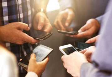 白边填充剂伤害手机吗(手机膜白边填充剂是什么东西)插图1 小心!华为手机贴个膜,屏幕竟然严重“进水”,罪魁祸首是修复液