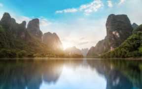 众鸟高飞尽 平地重生梦，独坐敬亭山的诗意解释