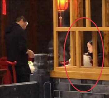 王菲与女儿李嫣罕同框，聚餐吸烟姿势娴熟，李亚鹏却深陷经济危机