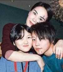 王菲与女儿李嫣罕同框，聚餐吸烟姿势娴熟，李亚鹏却深陷经济危机