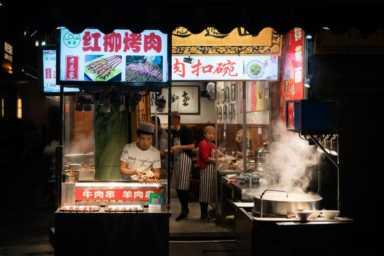 乘风破浪的餐饮人：不下牌桌，就是赢